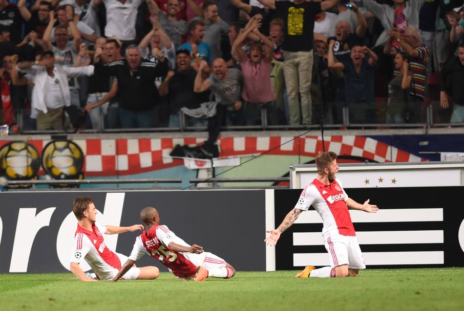 Il gol del pareggio di Lasse Schne. L&#39;Ajax raggiunge sull&#39;1-1 il PSG, e i tifosi esplodono di gioia. (Afp) 
